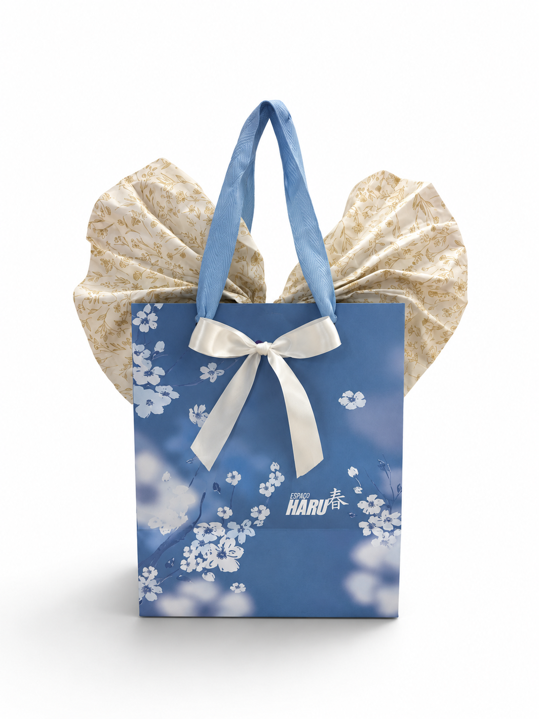 Sacola de presente azul com flores e laço branco do Espaço Haru